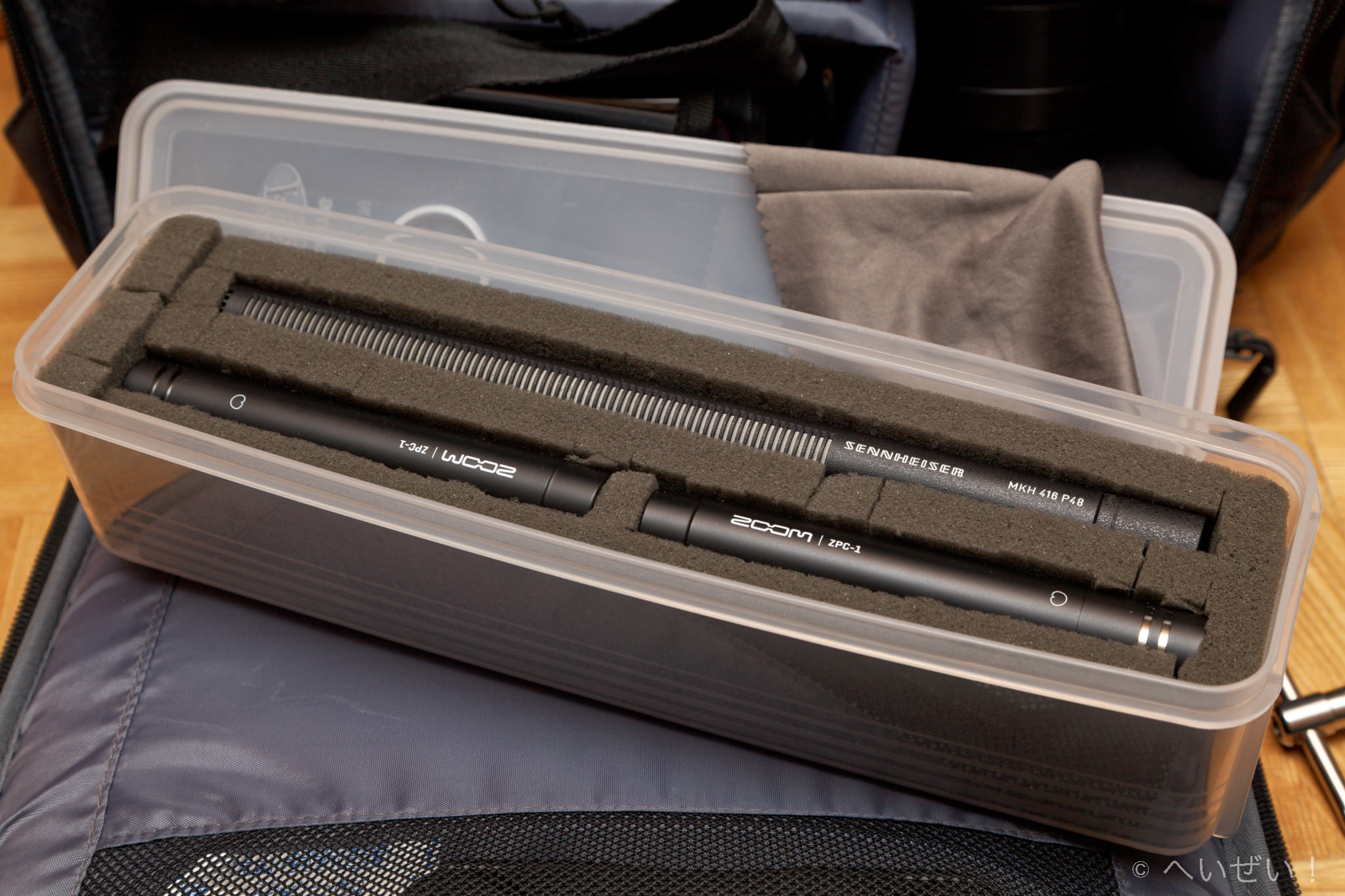 ダイソーのパスタ用タッパーにクッション材をいれてSENNHEISER MKH-416とZOOM ZPV-1を収納した写真。